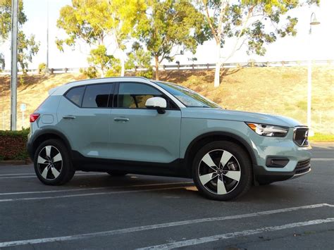 2019 Volvo XC40 Ownership Review - Kelley Blue Book | Volvo, City car, Cool car accessories