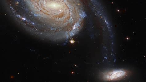 Hubble telescope spots a pair of 'squabbling' galaxies locked in cosmic ...