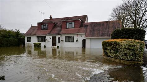 River Thames Floods Homes In 'Major Incident'