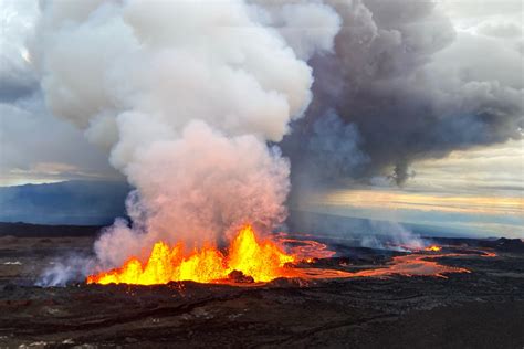 New aerial video captures eruption of world’s largest active volcano, Mauna Loa, in Hawaii ...