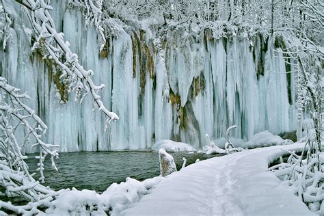 WATER DISPERSED INTO THOUSANDS OF DROPLETS - Nacionalni park "Plitvička jezera"