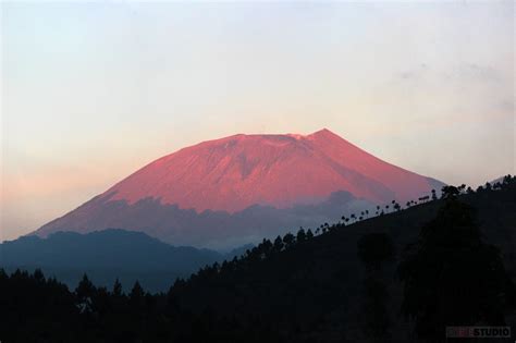 Gunung Slamet: Sejarah Letusan, Legenda dan Jalur Pendakiannya