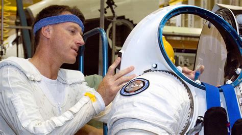 Lincolnshire-born NASA astronaut Michael Foale retires after 30 years