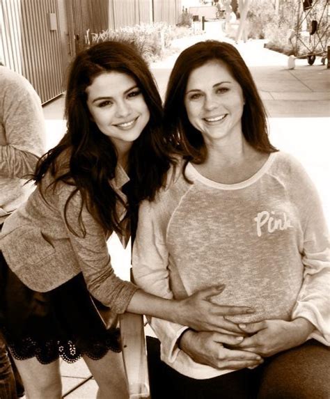 Activa | Selena Gomez vai ter uma irmã e mostra fotografia da mãe