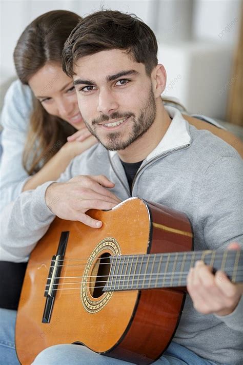 Fundo Um Jovem Casal Feliz Tocando Violão Foto E Imagem Para Download Gratuito - Pngtree