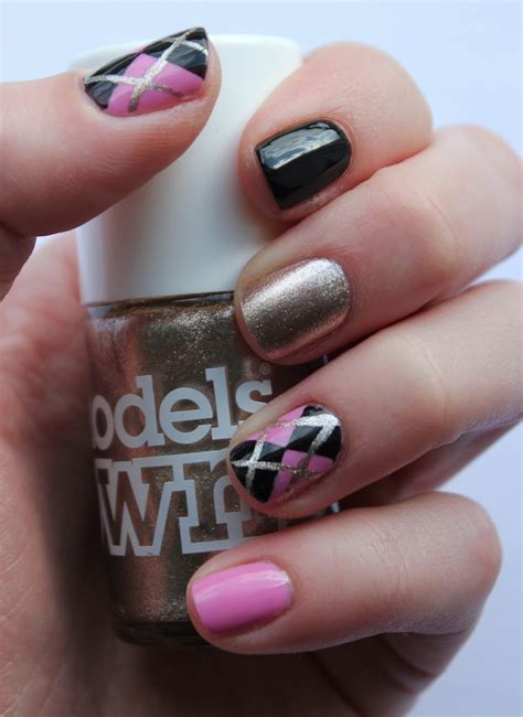 Fundamentally Flawless: Black and Pink Argyle Nails