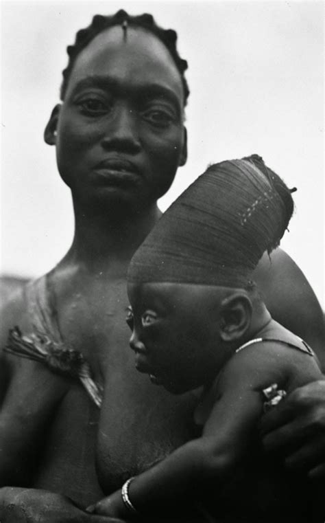 An elongated head was an ideal of beauty among the Mangbetu people, 1930 - Rare Historical Photos