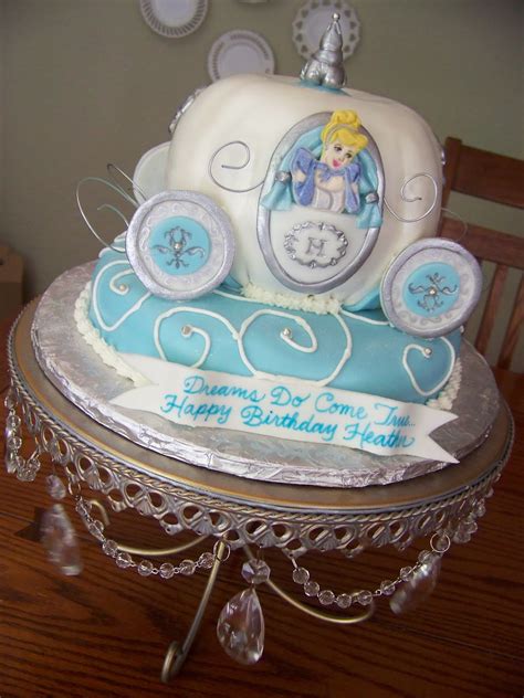 Plumeria Cake Studio: Cinderella's Carriage Cake