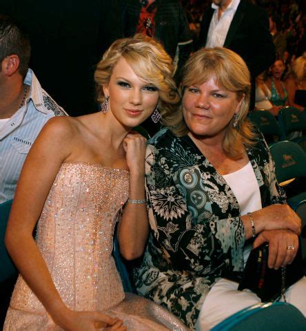 17 Pictures Of Taylor Swift & Her Mother Andrea Finlay | Global Grind
