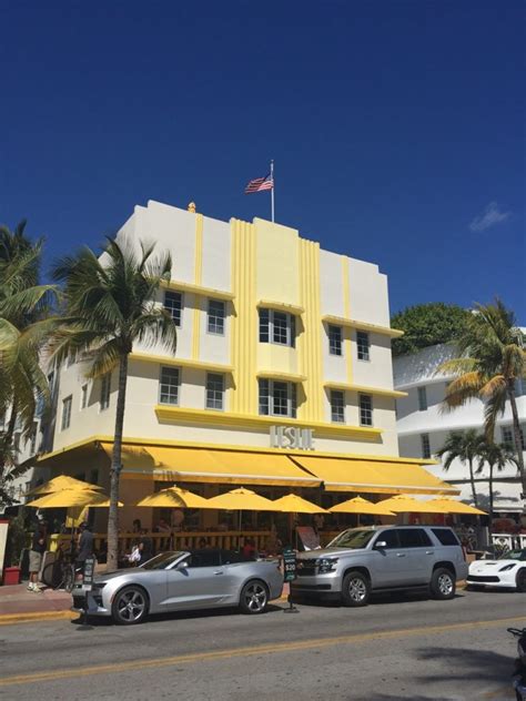 Miami Beach - Temple of Art Deco | Offbeat Miami tours with local guides