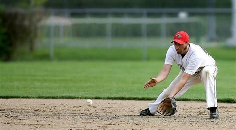 How to Be a First Baseman in Baseball (Tips and Tricks)