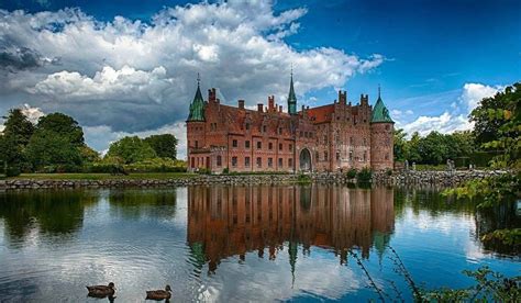 Egeskov Castle, island of Funen, Denmark | Замок, Где провести отпуск, Места