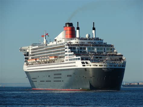 File:RMS Queen Mary 2 lin Cape Town 2011 001.jpg - Wikipedia, the free encyclopedia