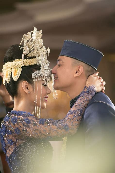 Extravagant Kampung Betawi Wedding | Traditional wedding | Head over to http://www.bridestory ...