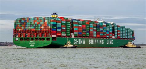 Felixstowe Dockers: World’s biggest container ship CSCL Globe maiden call video