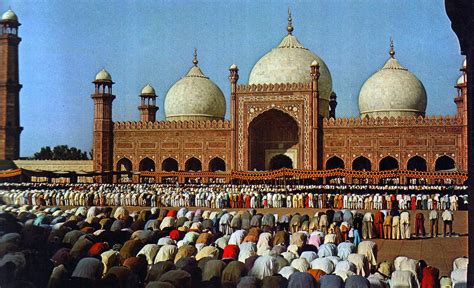 Eid prayers at the Badshahi mosque Lahore | the largest cong… | Flickr