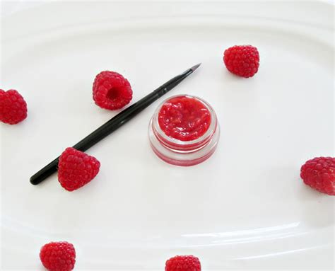 DIY Raspberry Lip Stain - How to Make Your Own Lip Stain | The Chrysalis Gal