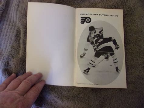 1971-72 PHILADELPHIA FLYERS MEDIA GUIDE Yearbook FRED SHERO 1972 BOBBY ...