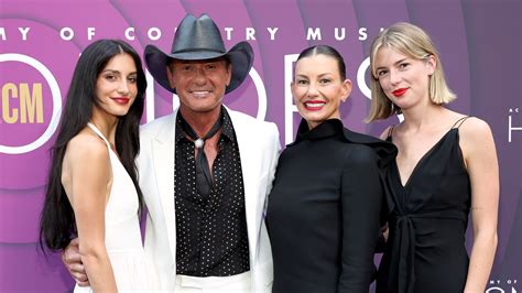 Tim McGraw's three daughters can't 'stop laughing' at dad's 'iconic ...