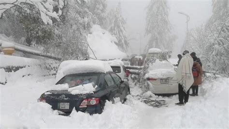 At least 16 stranded snow-tourists die at Pakistan hill station | Reuters