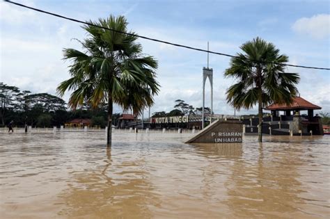 Johor floods: Avoid Kota Tinggi town centre for now, say cops | Malay Mail