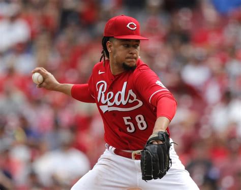 Luis Castillo carries Cincinnati Reds to win over Atlanta Braves