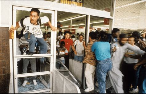 27 Photos of the Horrific 1992 Los Angeles Riots