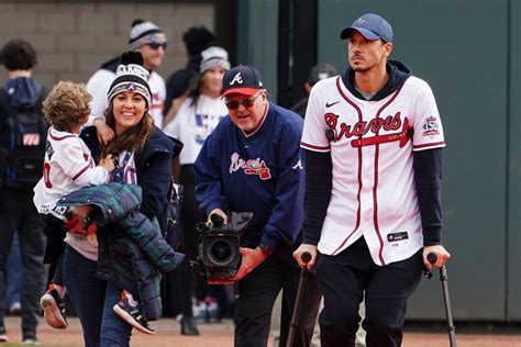 Hundreds of thousands fans celebrate Braves title in parade