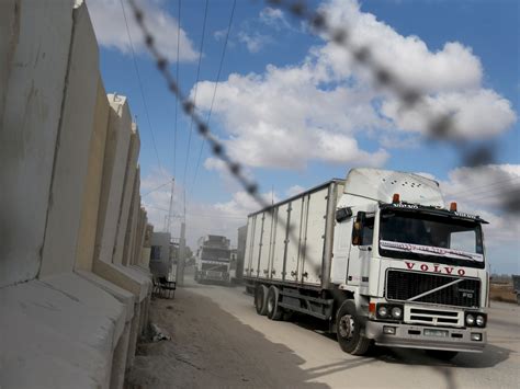 Israel closes Gaza border crossing again, halting aid deliveries ...