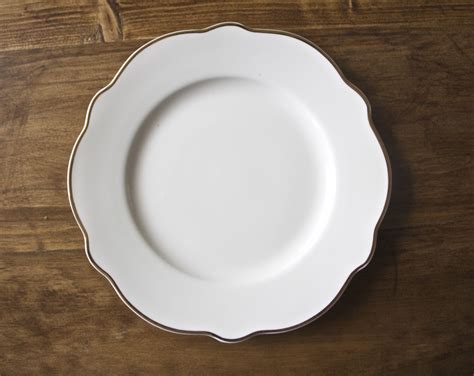 Scalloped Gold Rim Reception Plate - Table Manners