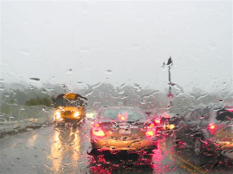 5 Quick Dos & Don'ts for Safely Driving In Heavy Rain