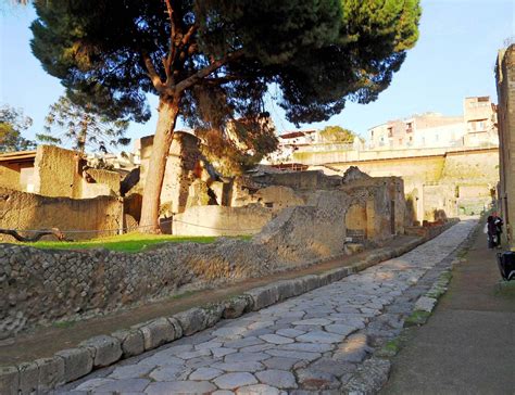 Herculaneum | History, Archeology, Papyri, & Facts | Britannica