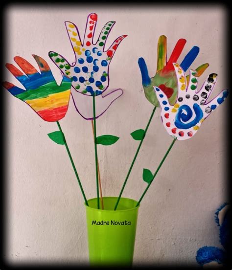 MADRE NOVATA: Manualidades Infantiles Flores con huellas de manos