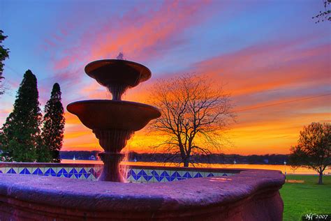 Fountain Sunset | The fountain is a gift from Santiago de Qu… | Flickr