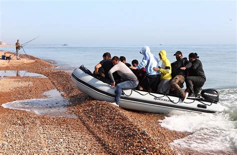 UK and France sign agreement to curb number of migrants crossing ...