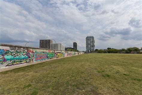 Berlin Wall / East Side Gallery Graffiti Editorial Stock Image - Image ...