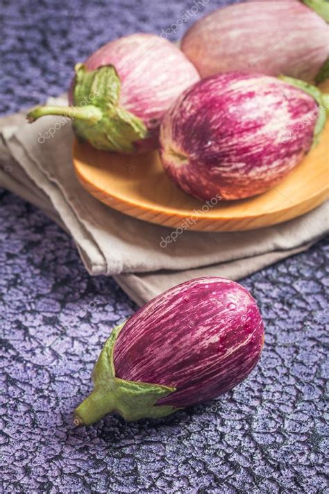 Eggplant varieties in wooden bowl — Stock Photo © Roxiller #124794384