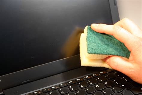 How to clean a laptop screen? – Laptop Reviews and Guides – Simply Laptop