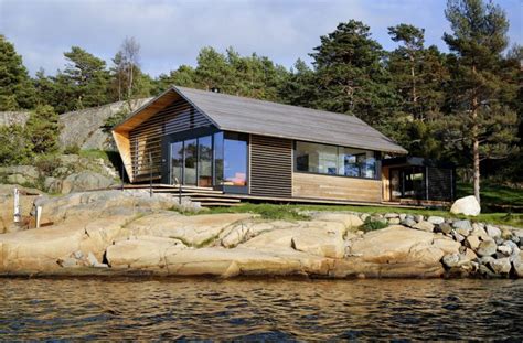 Østfold Cabin: Cozy Norwegian Retreat on the Sea Edge | Decoist