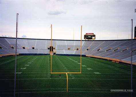 PACKERVILLE, U.S.A.: Lambeau Field in 1991