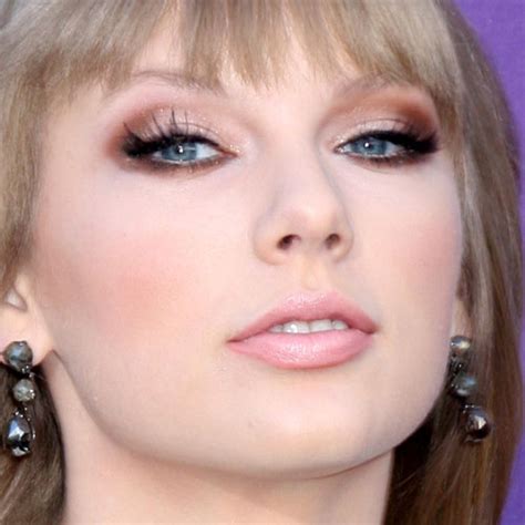 Taylor Swift Putting On Makeup