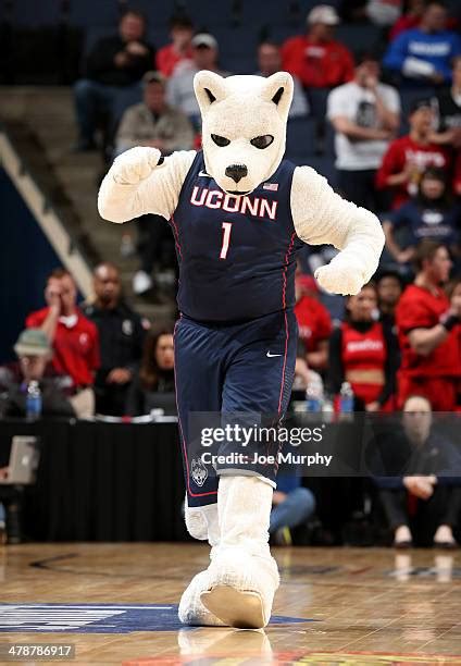 Connecticut Huskies Mascot Photos and Premium High Res Pictures - Getty ...