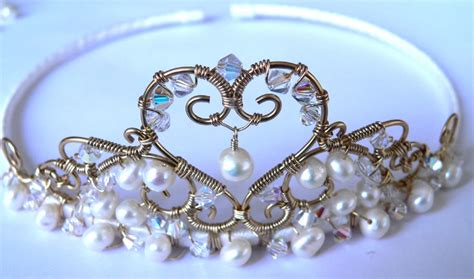 Make your own tiara. I need to learn how to do this! | Wire work jewelry, Diy tiara, Beads and wire