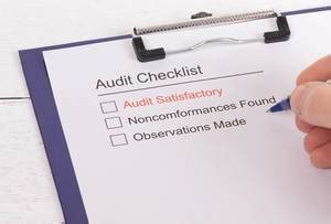 Man filling out Audit Checklist - Creative Commons Bilder