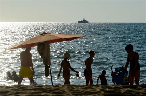 Crimea Beaches Closed To Build Trenches As Ukraine Counteroffensive ...