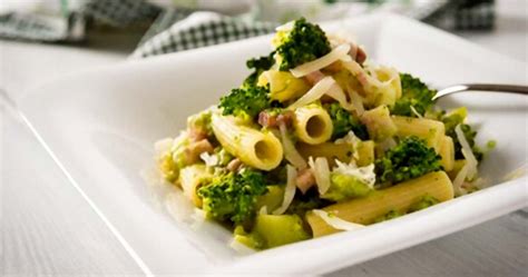 Easy Cheesy Broccoli and Bacon Pasta