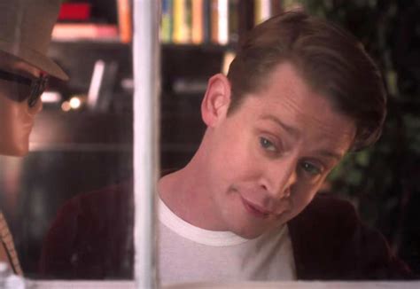 Watch Macaulay Culkin Recreate Iconic ‘Home Alone’ Scenes As An Adult ...