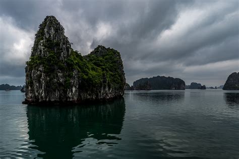 Halong Bay cloudy Sunrise | Hạ Long Bay is a UNESCO World He… | Flickr