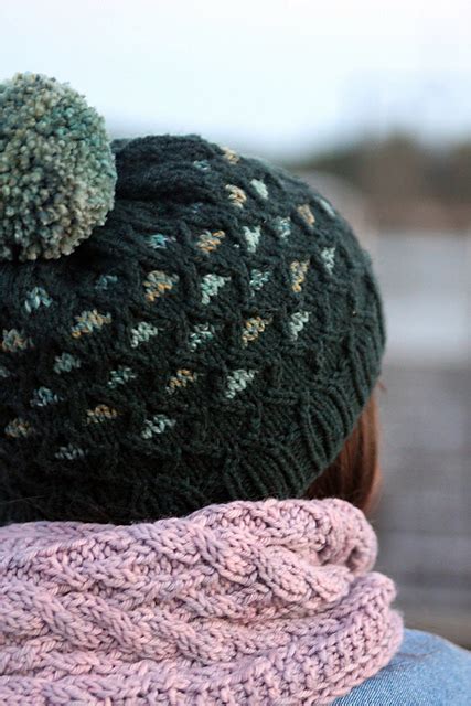 Ravelry: Asti Spumante Hat pattern by Thea Colman