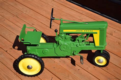 John Deere Pedal Tractor at Shorewood 2016 as M212 - Mecum Auctions